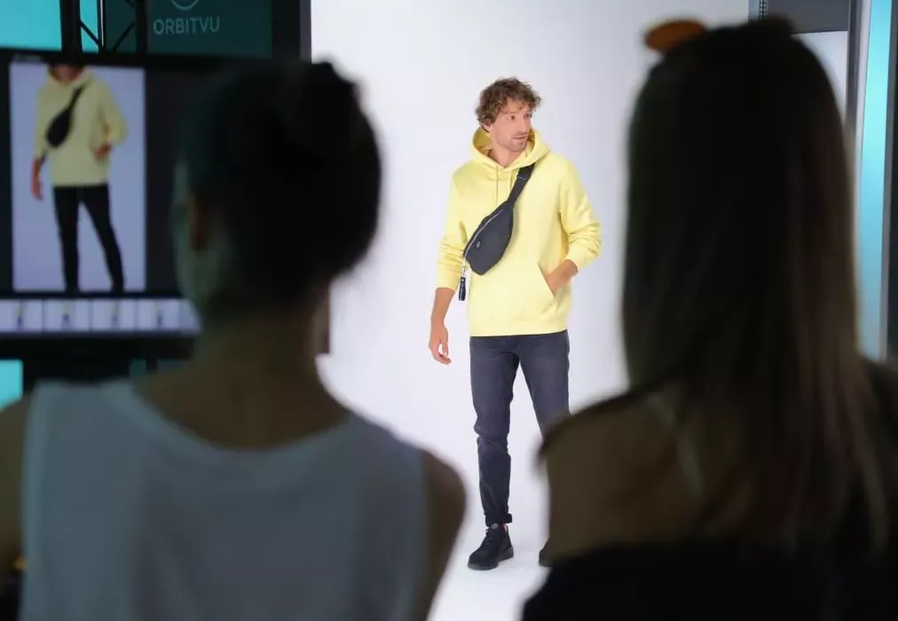 Pré-visualização do posicionamento do modelo no estúdio de fotografia com modelo ao vivo da Orbitvu